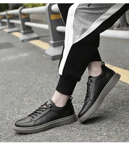 Minimalist vintage black leather men's low-top casual sneakers for outdoor walking