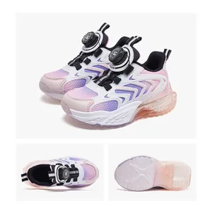 Viste dettagliate delle sneakers rosa per bambini con chiusura a rotella e suola antiscivolo
