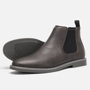 Vue détaillée de profil et de la semelle antidérapante des bottines Chelsea classiques pour hommes