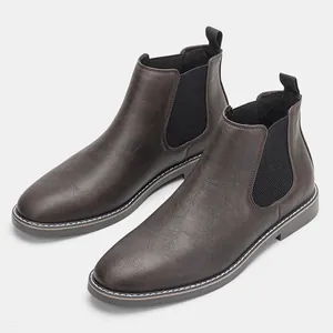 Gros plan de bottines Chelsea classiques marron foncé avec empiècements élastiques