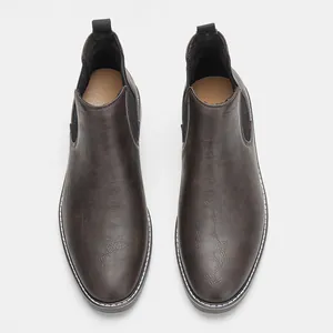 Vue de dessus des bottines Chelsea classiques marron foncé pour hommes