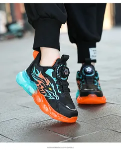 Vue détaillée de baskets pour garçons avec laçage à disque et motif de flammes dragon.