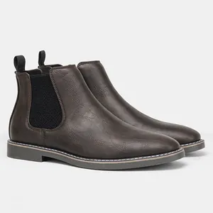 Vue latérale de bottines Chelsea marron foncé avec texture cuir et élastique.