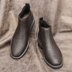 Vue détaillée de bottines Chelsea pour hommes en similicuir marron style britannique
