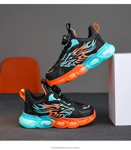 Vue détaillée des baskets de sport pour garçons avec boucle rotative et motifs de flammes