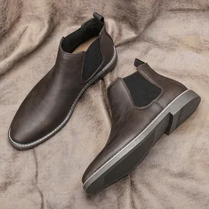 Vue détaillée des bottines Chelsea marron foncé pour hommes avec empiècements élastiques
