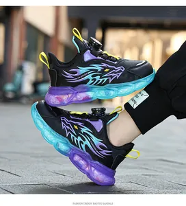 Baskets de sport tendance pour garçons avec boucle rotative et motifs de flammes colorés.