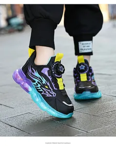 Vue détaillée de baskets pour garçons avec boucle rotative et motifs de flammes