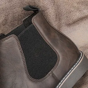 Détail en gros plan d'une bottine Chelsea marron montrant la texture du cuir et l'élastique