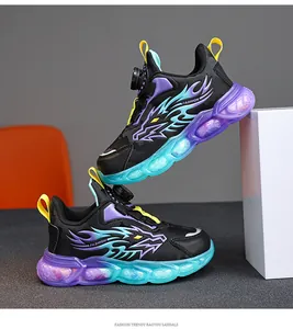 Gros plan de baskets de sport noires pour garçons avec boucle rotative et motif flamme