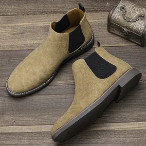 Vue détaillée des bottines Chelsea kaki montrant la texture du cuir et la bande élastique