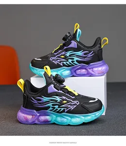 Vue détaillée de chaussures de sport pour garçons avec boucle rotative et motifs de flammes