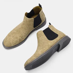 Vue détaillée de bottines Chelsea beiges avec empiècements élastiques noirs