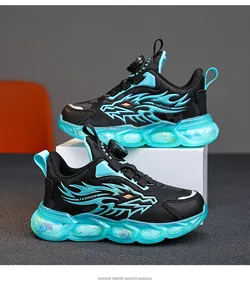 Vue détaillée de baskets de sport pour garçons avec motif de flamme de dragon et bouton rotatif.