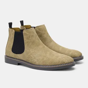 Vue détaillée des bottines Chelsea en cuir kaki avec empiècements élastiques noirs