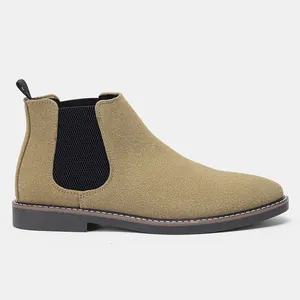 Vue latérale de bottines Chelsea pour hommes en daim sable avec panneaux élastiques noirs.