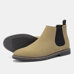 Gros plan sur les bottines Chelsea en daim beige pour hommes de style britannique