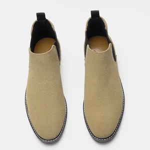 Vue de dessus de bottines Chelsea en daim kaki avec panneaux élastiques noirs et bout rond