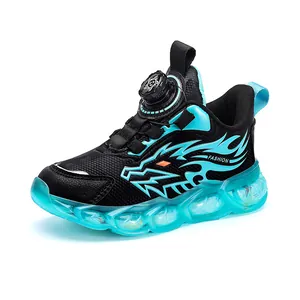 Sportieve jongenssneakers met draaiknopsluiting en een cyaanblauw vlammenpatroon