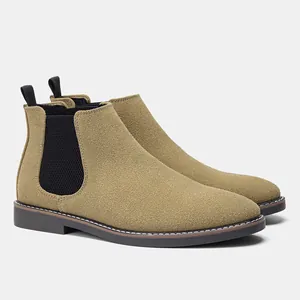 Vue détaillée des bottines Chelsea en daim kaki avec empiècements élastiques latéraux.