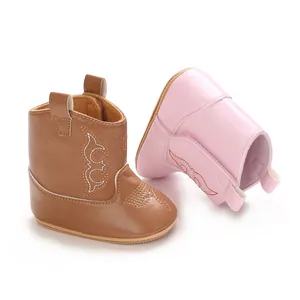 Detail von süßen Baby-Cowboystiefeln mit weicher Sohle und Stickerei