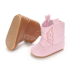 Detailansicht der rosa Mädchenstiefel mit rutschfester Sohle und Stickereien