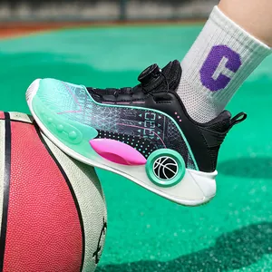 Zapatillas de baloncesto para niños con sistema de cierre BOA en cancha verde