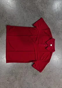 Vista detallada de la textura de nido de abeja roja de un polo informal de manga corta para hombre