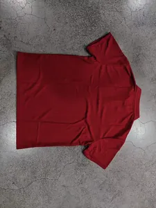 Vista macro detallada que muestra la textura de punto gofrado rojo de este polo