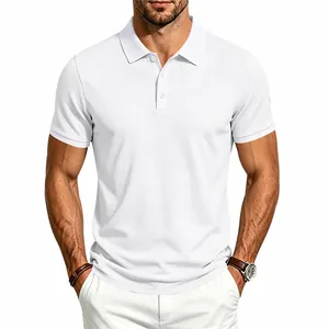 Primer plano de polo blanco para hombre con tejido de punto gofrado de alta calidad.