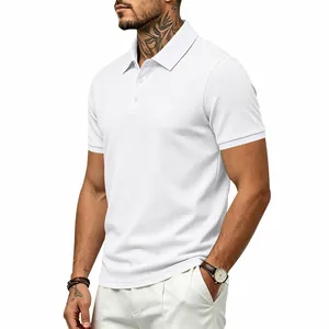 Primer plano de polo blanco con textura tipo gofre, que muestra el tejido y los puños.