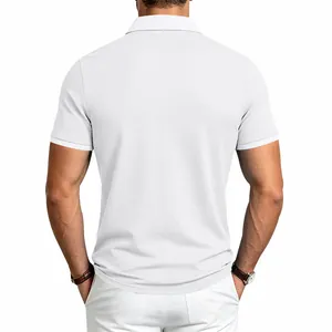 Vista trasera detallada de un polo de hombre en punto gofrado blanco con textura de tela