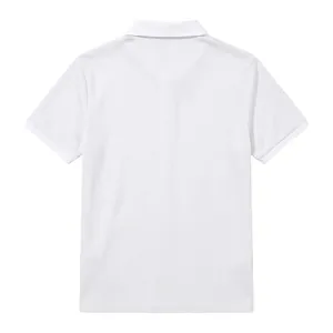 Vista posterior detallada de un polo de hombre blanco de punto gofrado con textura