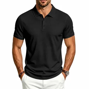 Primer plano de un polo negro para hombre en punto gofrado con botones frontales.