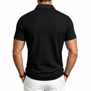 Detalle de la espalda de un polo negro de punto gofrado que muestra la textura de la tela premium