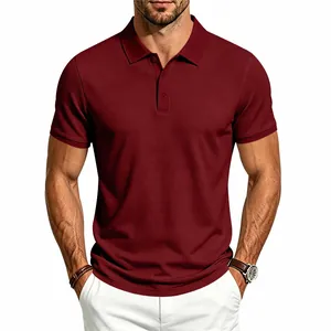 Vista detallada del polo de punto gofrado burdeos para hombre con una textura fina