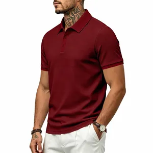 Detalle de polo granate para hombre con textura de gofre y corte entallado casual.