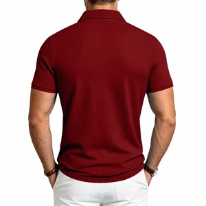 Vista posterior detallada de un polo de punto de gofre burdeos para hombre, corte ajustado