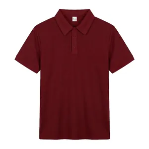Detalle de polo para hombre de punto de gofre burdeos con manga corta y cuello clásico.