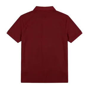 Vista trasera de un polo de hombre granate de manga corta con textura de punto gofre