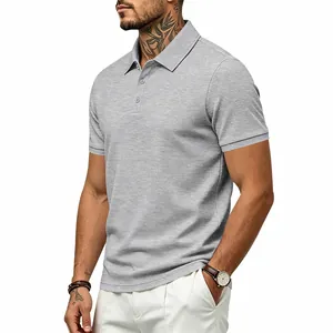 Primer plano de la textura de gofre y el ajuste de un polo gris de manga corta para hombre