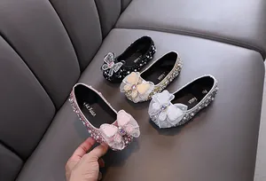 Vue détaillée de chaussures de princesse pour filles avec strass et nœud en perles