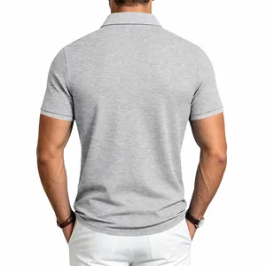 Vista trasera detallada de un polo de punto de gofre gris para hombre en estilo casual