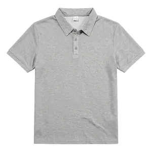 Detalle de un polo premium de hombre en punto de gofre gris con mangas cortas