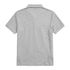 Vista detallada de la espalda de un polo gris de punto gofrado para hombre