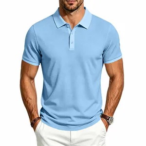 Detalle de polo de manga corta para hombre en punto gofrado azul claro estilo casual
