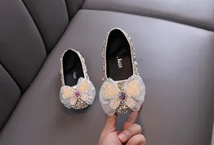 Gros plan détaillé des ornements en perles et strass sur chaussures de princesse pour fille