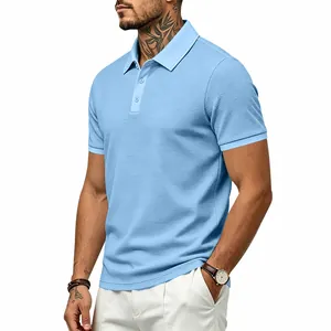 Vista detallada de polo para hombre en color azul claro con textura de nido de abeja