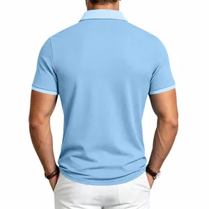 Vista trasera de un polo azul claro para hombre con textura de gofre y manga corta