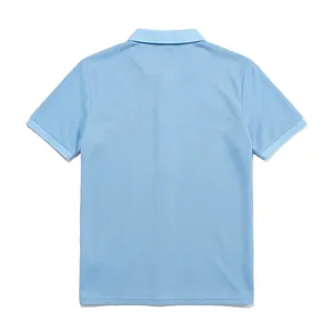 Vista posterior de un polo azul claro para hombre con tejido de punto tipo gofrado